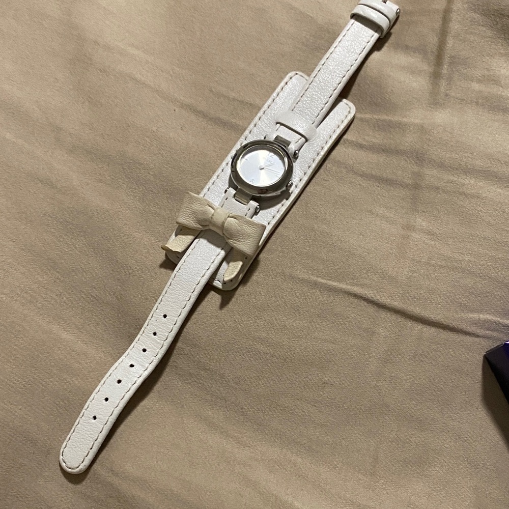 Elegant White Wearable Watch vintage- guess